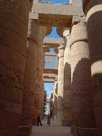 卡纳克神庙始建于3900多年前，位于埃及城市卢克索北部，是古埃及帝国遗留的一座壮观的神庙。神庙内有大小20余座神殿、134根巨型石柱、狮身公羊石像等古迹。卡纳克神庙是埃及中王国时期及新王国时期首都底比斯的一部分。太阳神阿蒙神的崇拜中心，古埃及最大的神庙所在地。主殿巨大的石柱上和墙壁上满是雕刻和象形文字铭文。