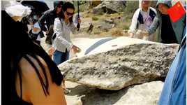 位于阿塞拜疆的戈布斯坦国家公园蕴藏着丰富的古代文物，包括原始人留下的各种石器和岩画。你现在看到的这块大石头叫加瓦达什，一种能用于奏乐的独特岩石。