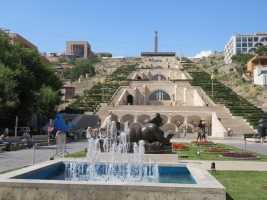 埃里温阶梯，位于亚美尼亚首都埃里温市中心的一个巨大的阶梯形建筑，埃里温阶梯外部有多座雕塑喷泉，登上阶梯顶部后可一览埃里温市区全景，埃里温阶梯的内部则作为卡菲斯扬美术馆使用。