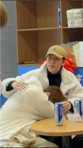 你减不减肥有啥区别，从理直气壮吃变成了提心吊胆吃。#搞笑视频 