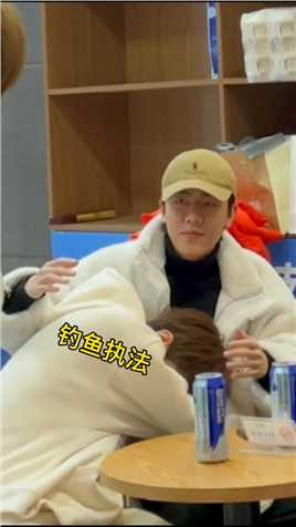 第一次跟女孩亲密接触，多亏了我的破洞裤。#搞笑视频 