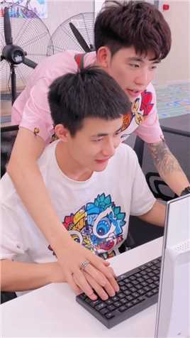 工作五分钟 ，手机就吃醋了，哄了它两个小时。#搞笑视频 