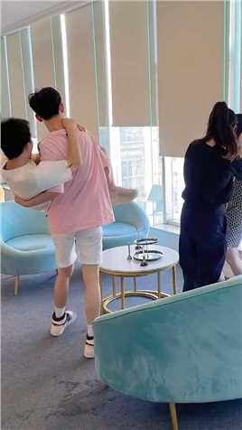 贫穷限制了那么多，为什么没有限制我的体重。#搞笑视频 