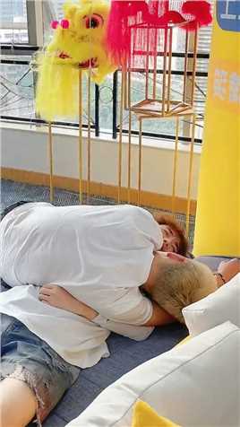 当你生活不顺心的时候，不要慌。看看你的钱包和存款，哭出来就好了。#情侣 