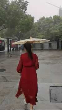 油纸伞上的桐油就是用来挡雨的～没有淋雨的油纸伞是没有灵魂的。