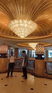在阿布扎比，今天晚上住的五星级酒店伊思卡尔顿