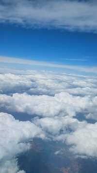 我喜欢拍摄万米高空中的云海。