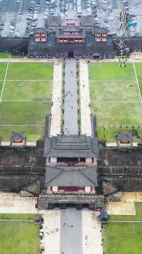 1:1还原秦王朝最主要的宫殿——咸阳宫，耗资12亿，就因要拍电影《荆轲刺秦王》，就在横店，属实霸气。