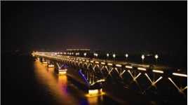 课本里的《南京长江大桥》，铁路、公路两用，是中国的“争气桥”，是无数南京人共有的情愫。 