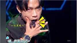 “台湾魔术师只用一只戒指就能变出口吐黑蝎子”#魔术 #歌曲不知者