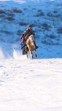 锡林郭勒草原冬天一道靓丽的风景线，骑马踏雪花，雪地里任由你撒欢。创作者营地首席星探