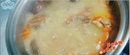 今天做的鸡汤第二好[愉快]
材料：鸡 羊肚菌 葱姜八角草果 红枣2颗 枸杞一包，盐适量；我会先炒一下，去除多余的油脂和血腥，这样汤和肉都不会腻和腥[愉快]