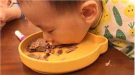 一岁多萌宝吃肉肉：勺子吃肉不过瘾，将嘴拱到盘子里大口吃肉