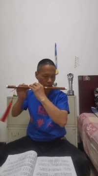 笛子独奏巜追梦人》，其实吹笛子即能增强肺活量又能练习眼力和手指灵敏度。