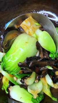 香菇油菜是很普通的家常菜，怎样做好吃入味还下饭呢，您接着往下看