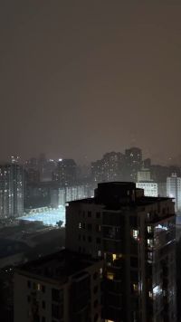 北京傍晚突现大风冰雹：疾风骤雨黑云压城 闪电彩虹罕见同框