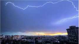 罕见一幕：北京遭遇雷雨天气 漫天晚霞与数道闪电交织