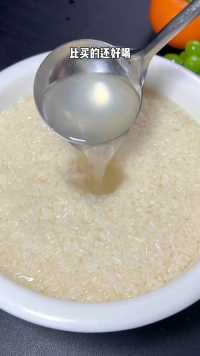 蒸熟的糯米倒入凉水中用手抓一抓，低度米酒发酵完成，做法简单