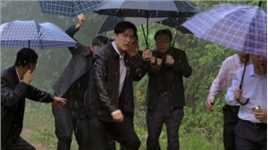 县委大院：梅晓歌一心为人民，冒着大雨奔波这幕，太让人心酸