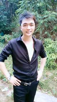谭水明，中国内地男演员，歌手。江西省宜春市袁州区人。参演影视《牧野诡事之寻龙》《叛逆者》，歌曲作品《我从农村来》等。