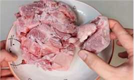 解冻肉不能用水泡，卖肉老板教我一招，5分钟解冻好和新鲜的一样
