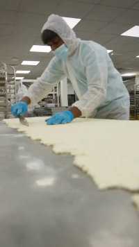 香葱威化饼干生产线，看流程就是看电影大片#威化饼干#饼干#烘焙#全球烘焙指南