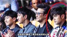 这张照片暴露了周杰伦此时的心情：蔡徐坤用英文歌获得华语金曲奖