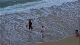 黄沙逐浪映斜阳，虽然没有斜阳，但斜影依然那么的美，这就是深圳大梅沙，一个免费开放游玩的沙滩的魅力，你确定不去感受一下吗？