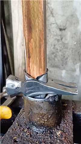 为什么老木匠制作的铁锤可以用十多年不松动？看看它的制作方法 #每天分享焊接小技巧 #实用小技巧  #神评即是标题 #百万视友赐神评 