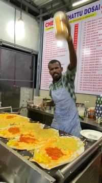 印度街头杂粮饼，老板动作夸张表情生动，堪比动物园大马猴