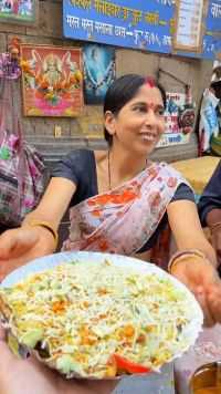 印度女性街头卖脆饼，是美味还是挑战？
