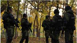 直击：乌鲁木齐特警山地丛林搜捕训练。#特警 #警察 #战术装备 