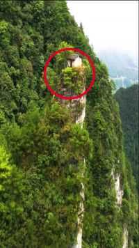 贵州深山中百米悬崖上的房子旁边惊奇发现，居然还住着人，太吓人了