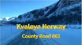 862 号县道是挪威北极圈以北，特罗姆斯郡的一条县道，其总长达到了 115.6 公里。
这条道路极为巧妙地将塞尼亚市的斯特劳姆斯博恩村与特罗姆瑟市紧密地连接起来，给两地的居民以及游客带来了便捷的通行途径。
此路段不单单是挪威交通网络的关键构成部分，还归入挪威十八条指定的国家旅游路线之中，其沿途的景致美轮美奂，引得无数游客纷纷停留下来欣赏。
