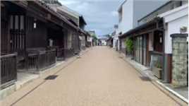 吉野川北岸的主要街道抚养街道和通往赞岐的街道是交叉的交通要冲，而且因为面向吉野川，所以位置也很适合使用船运。
这个街道是作为脇城的城下町而成立的，作为蓝的集散地而发展起来的。现在以明治时代为中心，江户中期～昭和初期的85栋传统建筑林立，保留了近世、近代的景观。
这条街道的一大特点是，在町家的两端可以看到很多用本瓦葺漆漆的“乌达津”，因此被称为“乌达乌达乌街”。