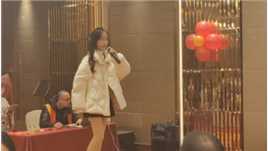 2023年12月23日，在宁波无名公益年会上演唱《璀璨冒险人》