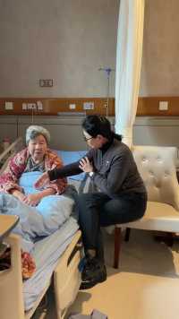 姐妹三人在医院和妈妈聊天 #每一个幸福瞬间都值得被记录 #张孃的退休生活