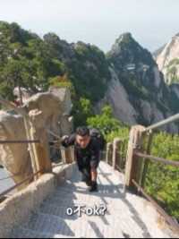 中国小伙带迪拜老哥爬华山，一趟下来瘦4斤，老哥：瞧不起谁呢#生活#华山#爬山 