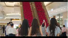 “以爱之名，玫瑰瀑布电梯，恒隆你是懂七夕抢先浪漫的…”#无锡 #七夕 #玫瑰花瀑布 #仪式感 #无锡恒隆广场