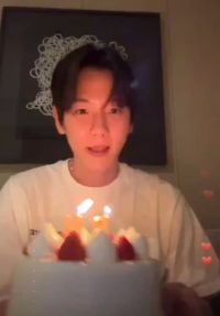 边伯贤在生日直播中和粉丝们一起唱生日快乐歌，让我们一起祝福他吧