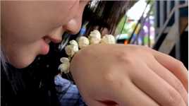 五月清甜的浪漫来自一串茉莉，昆明市民自古就有将新采的茉莉花串成手串戴在身上的习俗。