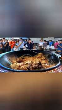 乌兹别克斯坦的巨型大锅羊肉抓饭，一次竟然能焖上6吨！
