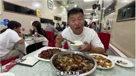 哈尔滨嘎嘎火爆的四川菜馆，饭口排队，屋里全是人