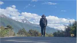 徒步梅里雪山国家公园景区，海拔3500米，全长8.5公里