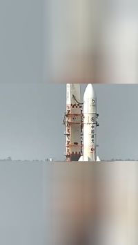 延时记录嫦娥六号任务器箭组合体垂直转运
