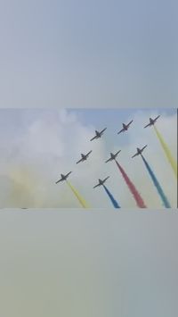 “红鹰”飞行表演队8架K-8精彩拉烟