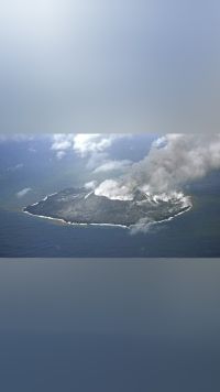 日本西之岛火山喷发 灰色烟柱高达1500米