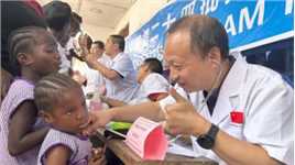 中国援塞拉利昂医疗队为当地儿童开展义诊活动