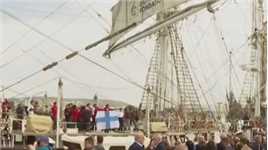 巴黎奥运圣火乘古董帆船前往法国