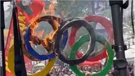 法国五一游行民众烧毁奥运五环标志